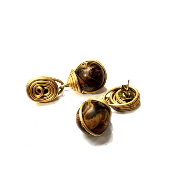 VINTAGE Gold Tone Wooden Wire Globe Dangle Ladies Earrings - Picture 5 of 5
